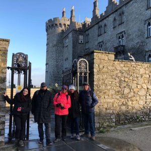 castillo de Kilkenny con clientes