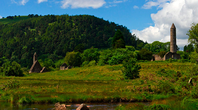 vale de Glendalough nas montanhas de Wicklow, na Irlanda “vale
